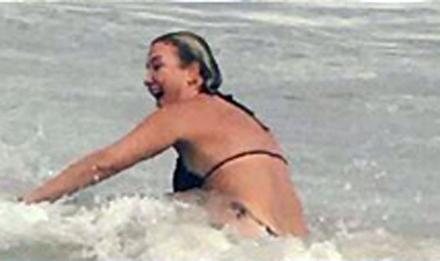 Kış ortasında bikinili Kış ortasında bikinili