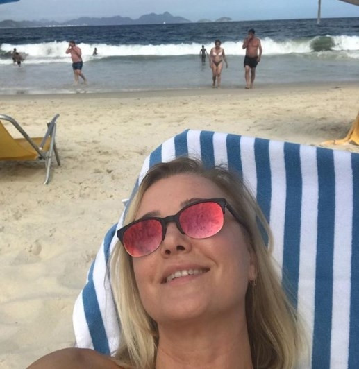 Kış ortasında bikinili Kış ortasında bikinili
