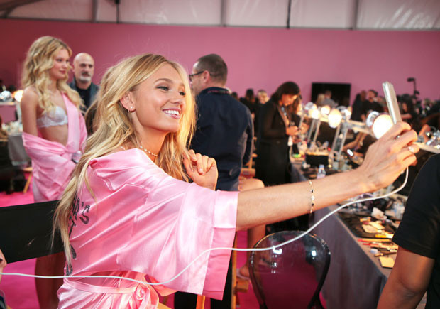 Victorias Secret meleği hamile haliyle podyuma çıkmış