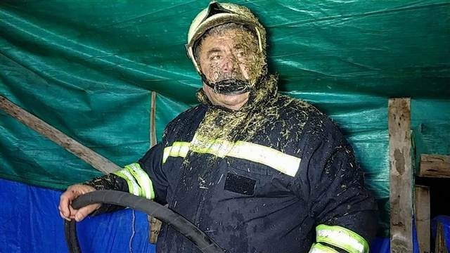 Samsunda fabrika yandı,  zincirle bağlı olan köpeği ölümden itfaiye kurtardı