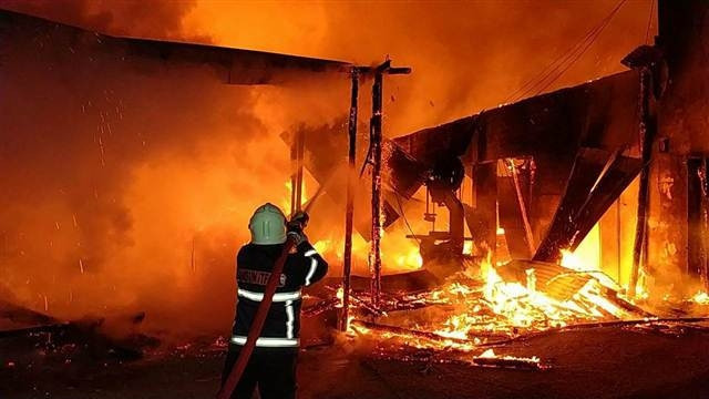 Samsunda fabrika yandı,  zincirle bağlı olan köpeği ölümden itfaiye kurtardı