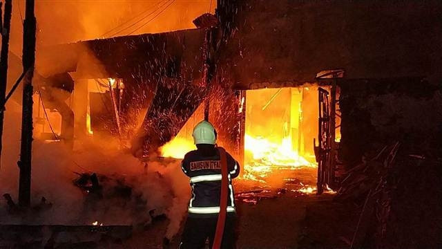 Samsunda fabrika yandı,  zincirle bağlı olan köpeği ölümden itfaiye kurtardı