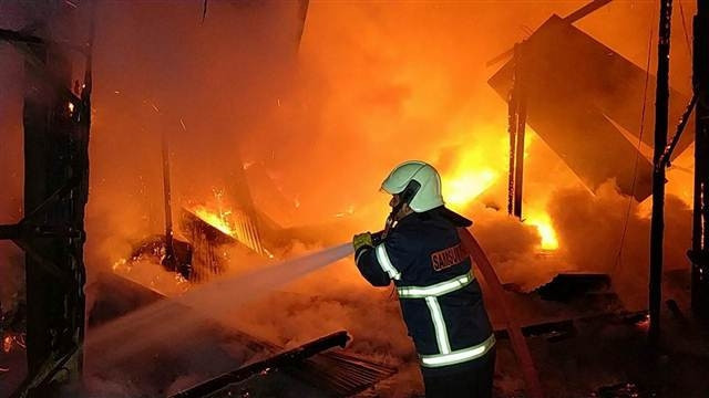 Samsunda fabrika yandı,  zincirle bağlı olan köpeği ölümden itfaiye kurtardı