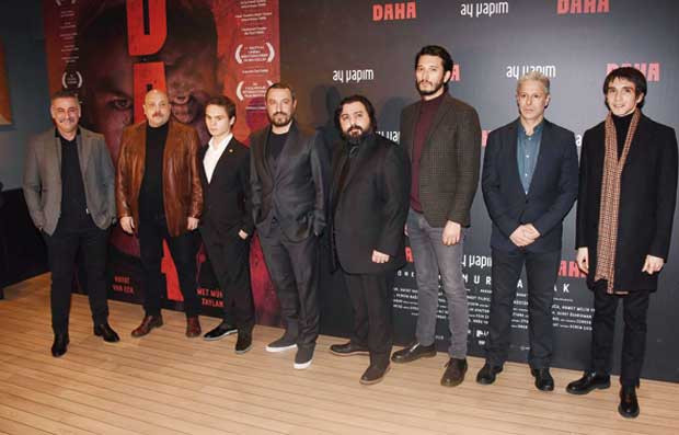 Ünlüleri buluşturan gala