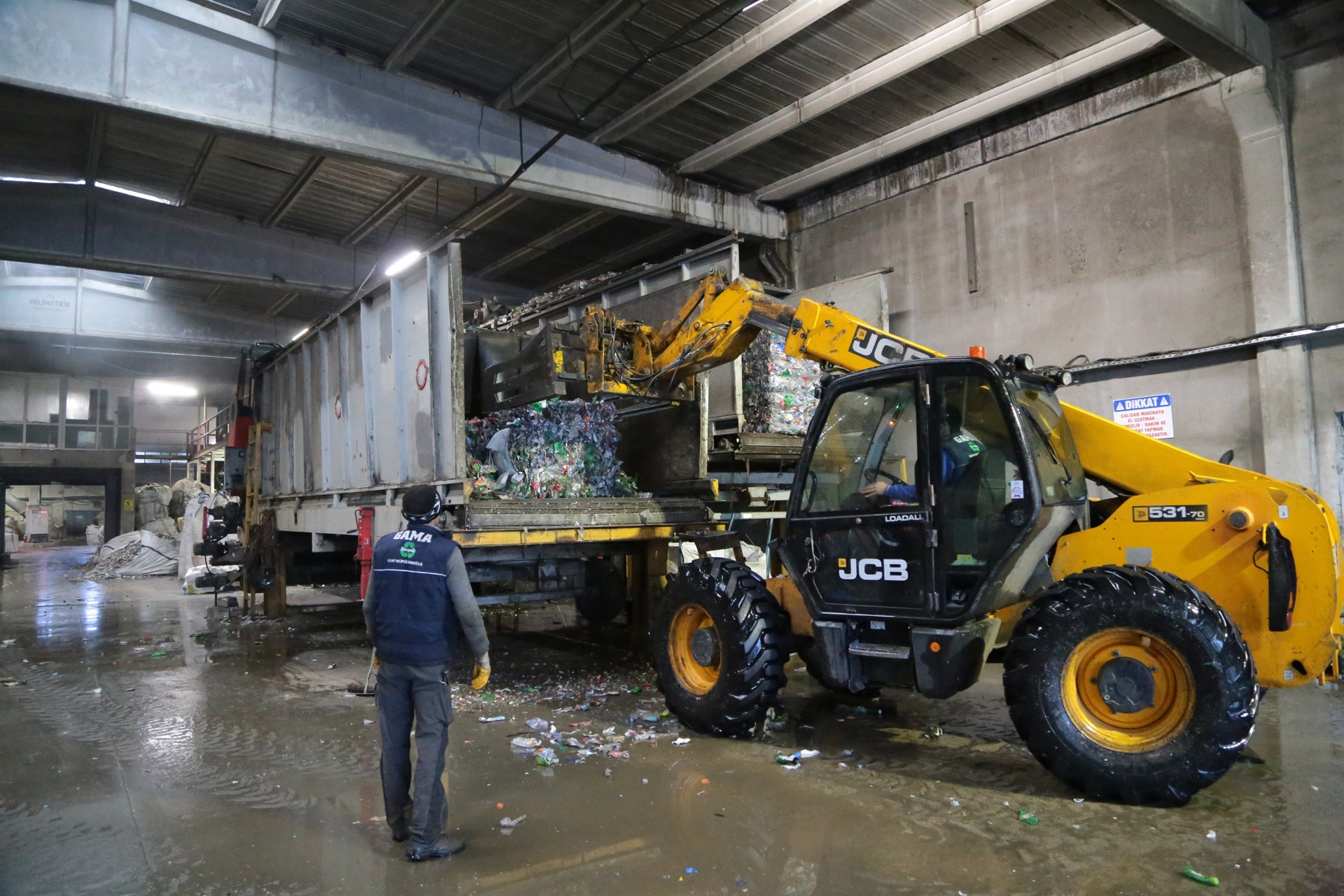Pet şişelerden yaptıkları inanılmaz Amerika ve Avrupaya ihraç ediyorlar...