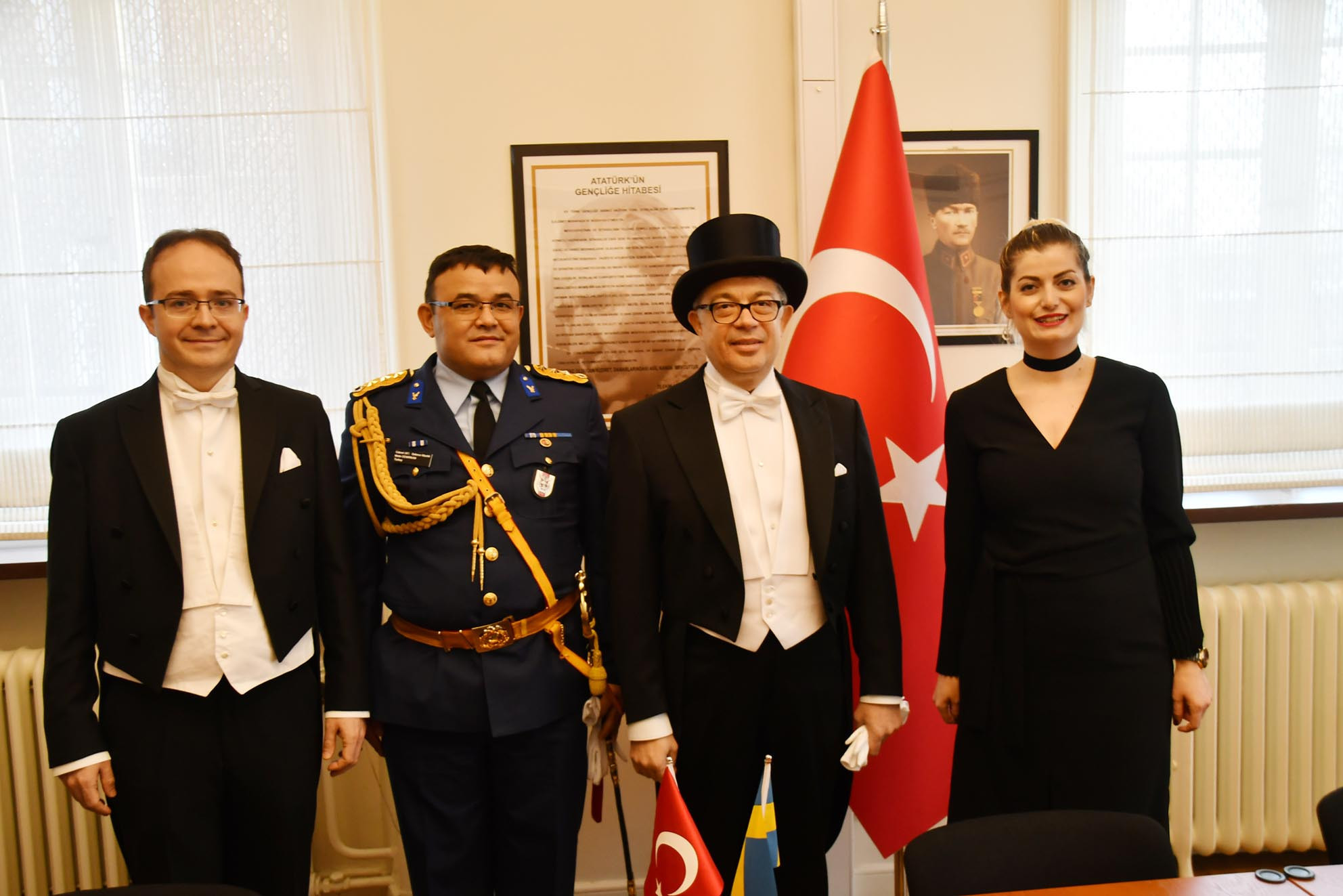 Güven mektubunu sunmaya, kraliyet arabasıyla gitti