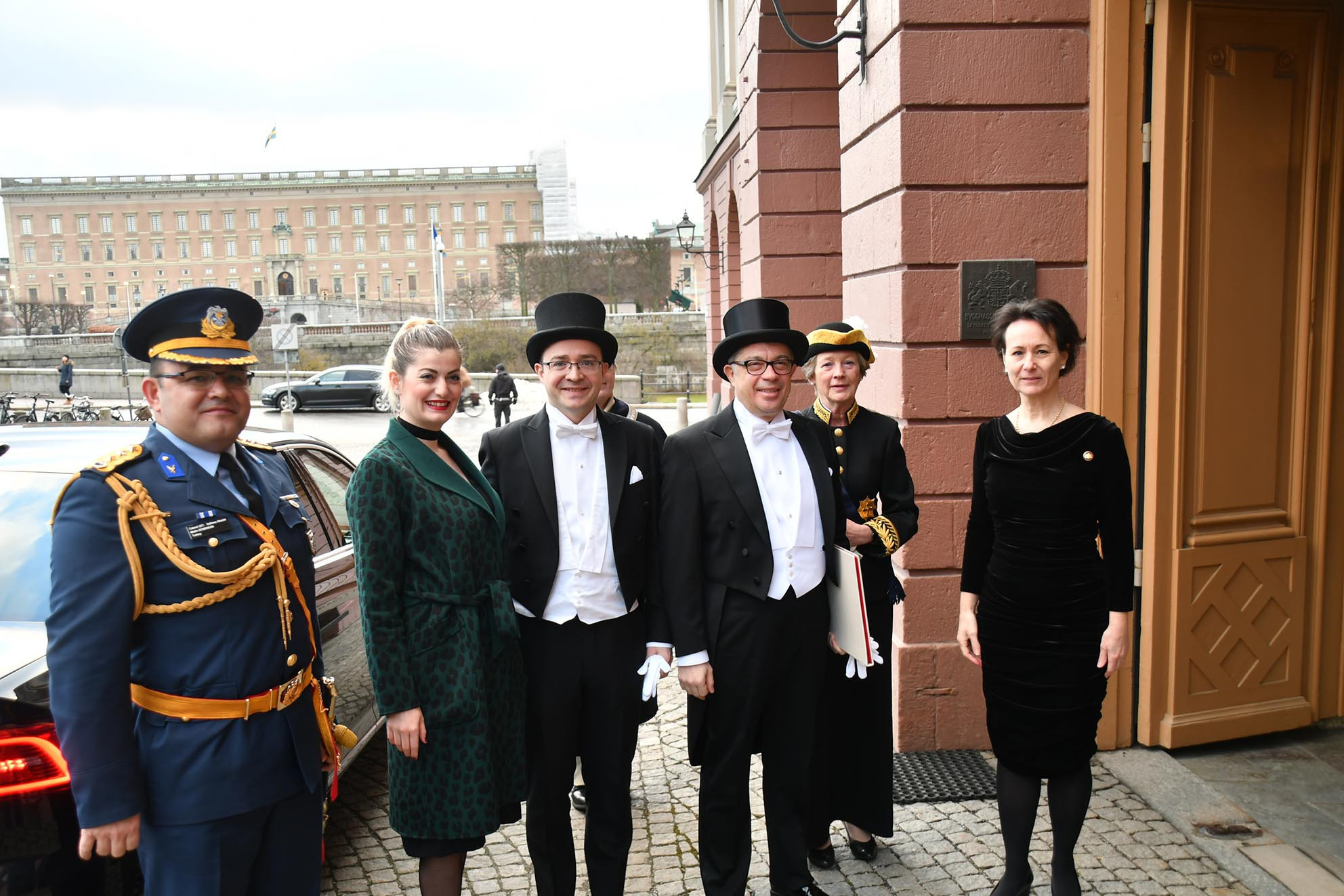 Güven mektubunu sunmaya, kraliyet arabasıyla gitti