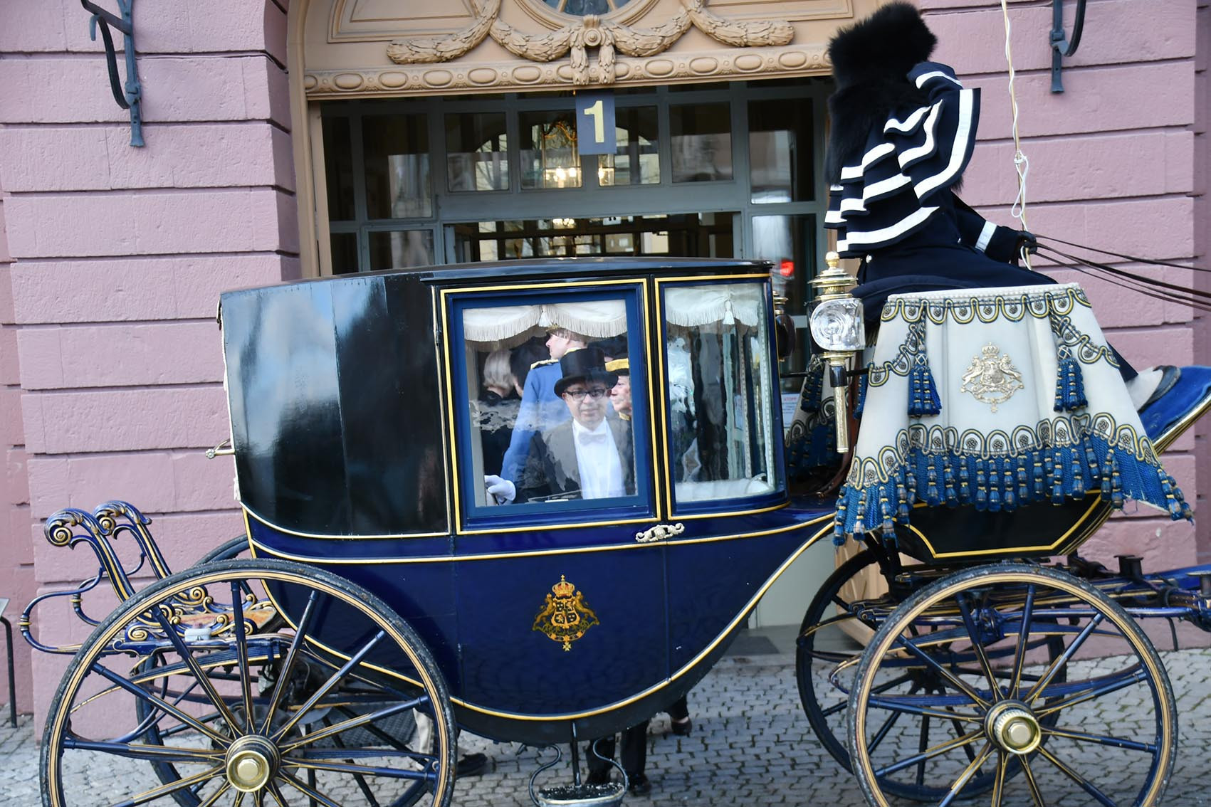 Güven mektubunu sunmaya, kraliyet arabasıyla gitti