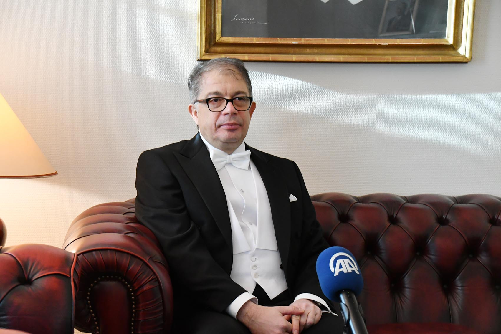 Güven mektubunu sunmaya, kraliyet arabasıyla gitti