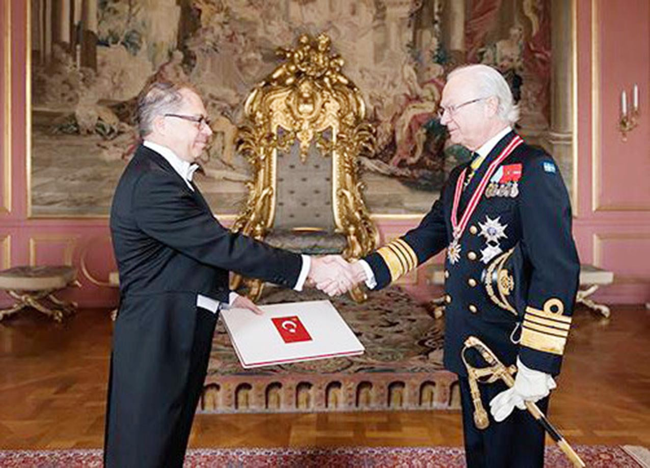 Güven mektubunu sunmaya, kraliyet arabasıyla gitti