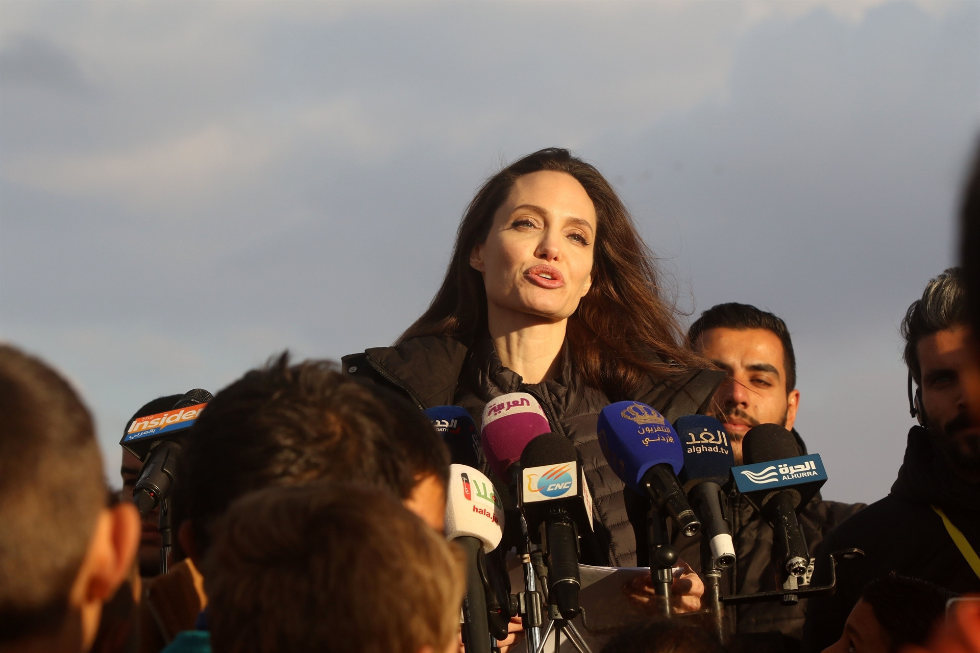 Mülteci kampını kızlarıyla birlikte ziyaret etti Mülteci kampını kızlarıyla birlikte ziyaret etti