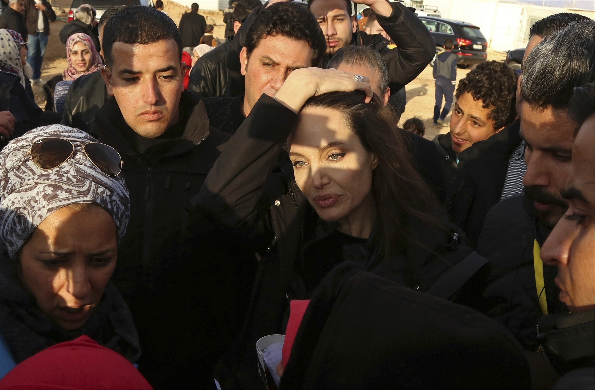 Mülteci kampını kızlarıyla birlikte ziyaret etti Mülteci kampını kızlarıyla birlikte ziyaret etti
