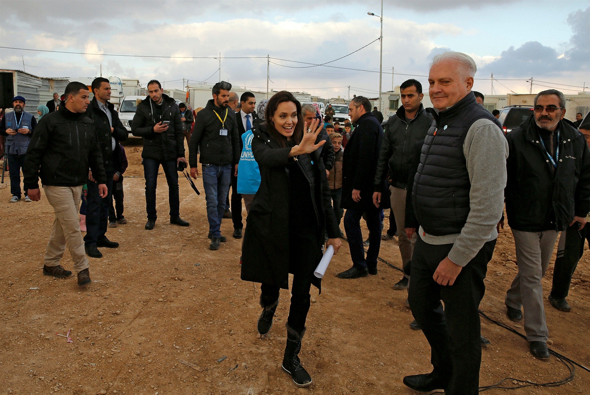 Mülteci kampını kızlarıyla birlikte ziyaret etti Mülteci kampını kızlarıyla birlikte ziyaret etti
