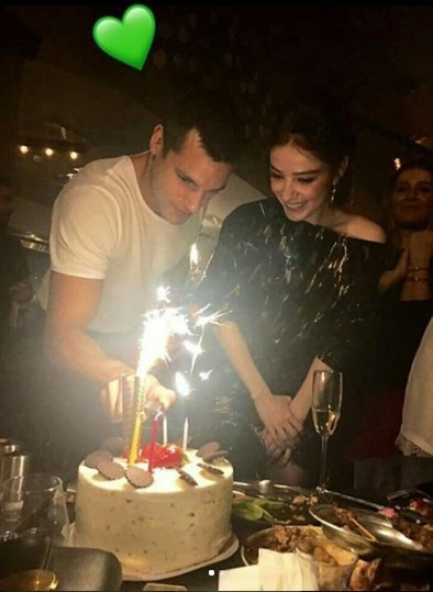 Serkan Çayoğlundan sevgilisi Özge Gürele sürpriz parti