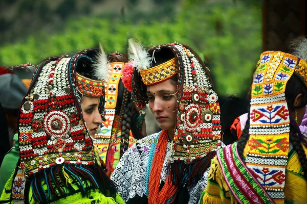 Burada kadınlar erkeklere başlık parası ödüyor