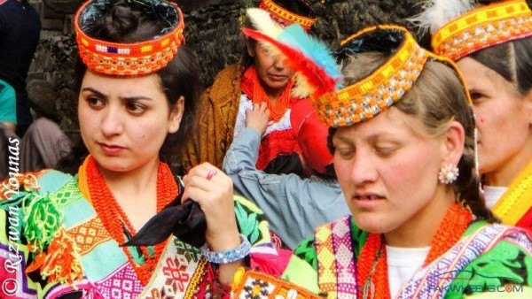 Burada kadınlar erkeklere başlık parası ödüyor