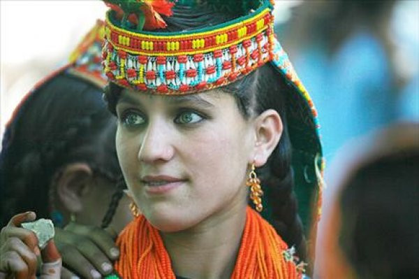 Burada kadınlar erkeklere başlık parası ödüyor