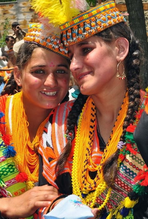 Burada kadınlar erkeklere başlık parası ödüyor