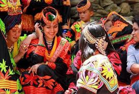 Burada kadınlar erkeklere başlık parası ödüyor