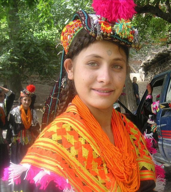 Burada kadınlar erkeklere başlık parası ödüyor