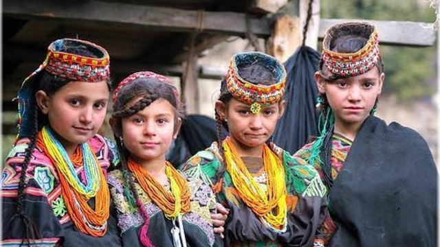 Burada kadınlar erkeklere başlık parası ödüyor