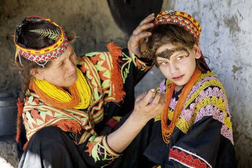 Burada kadınlar erkeklere başlık parası ödüyor