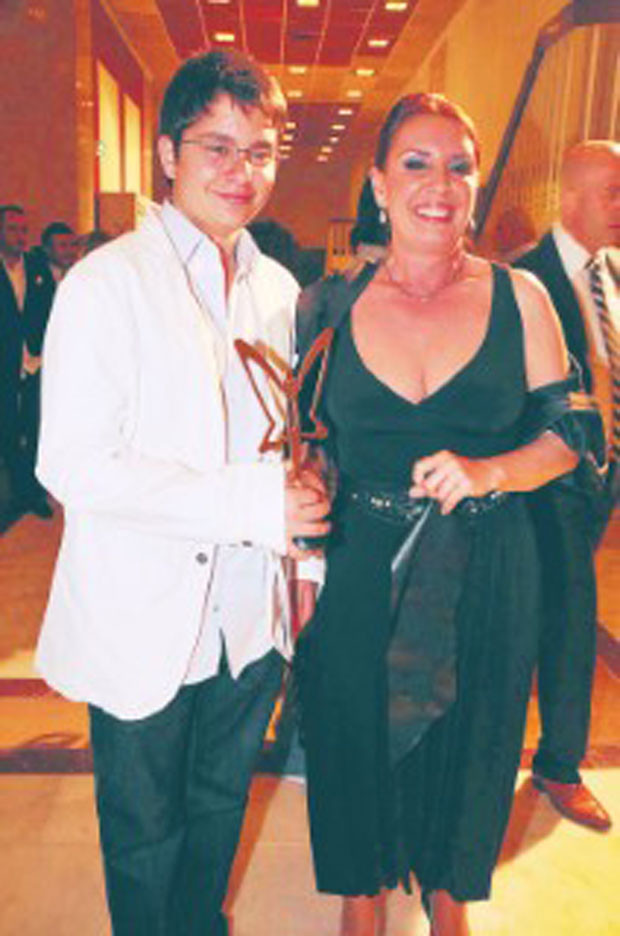 Perihan Savaştan hayatını kaybeden eşine duygusal  veda: Seni çok özlüyorum