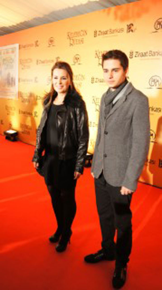 Perihan Savaştan hayatını kaybeden eşine duygusal  veda: Seni çok özlüyorum