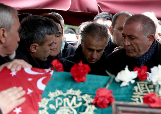 Türk halk müziği sanatçısı Nuray Hafiftaş, son yolculuğuna uğurlandı