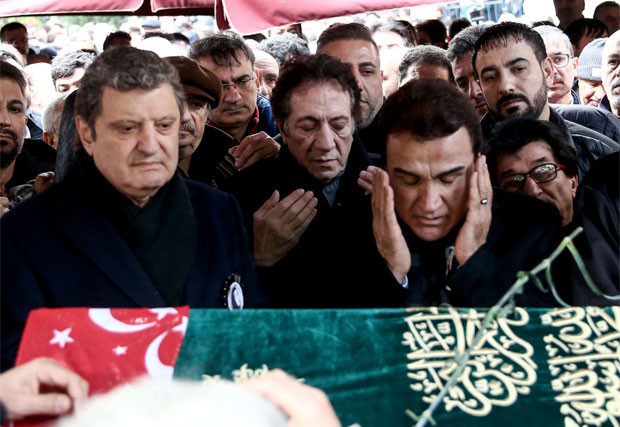 Türk halk müziği sanatçısı Nuray Hafiftaş, son yolculuğuna uğurlandı