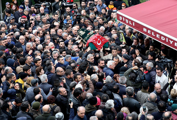 Türk halk müziği sanatçısı Nuray Hafiftaş, son yolculuğuna uğurlandı