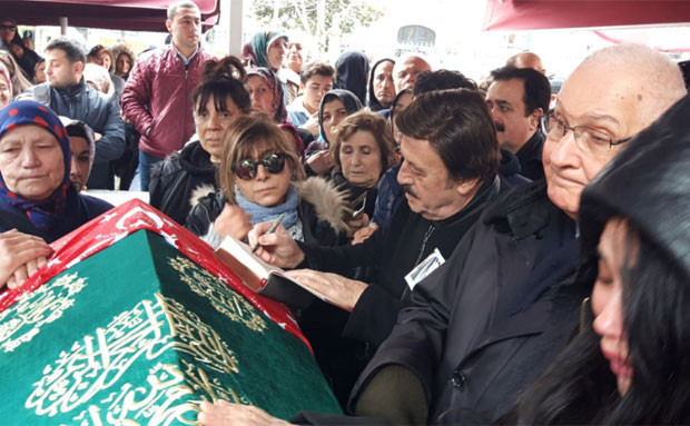 Türk halk müziği sanatçısı Nuray Hafiftaş, son yolculuğuna uğurlandı