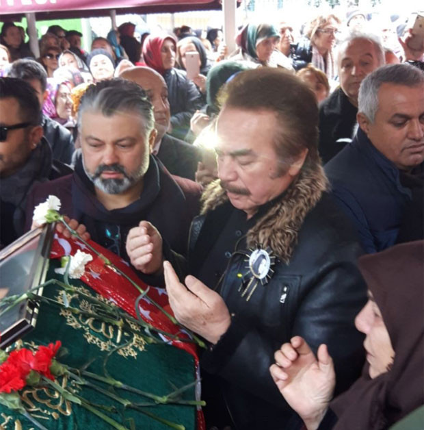 Türk halk müziği sanatçısı Nuray Hafiftaş, son yolculuğuna uğurlandı