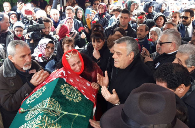 Türk halk müziği sanatçısı Nuray Hafiftaş, son yolculuğuna uğurlandı