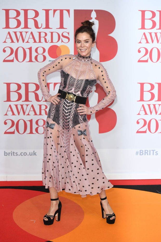 Elbisesi üzerinden döküldü