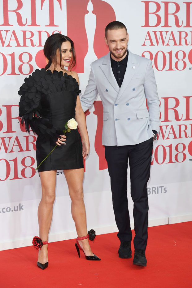 Elbisesi üzerinden döküldü