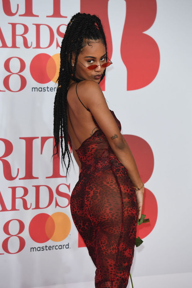 Elbisesi üzerinden döküldü