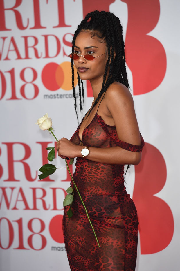 Elbisesi üzerinden döküldü