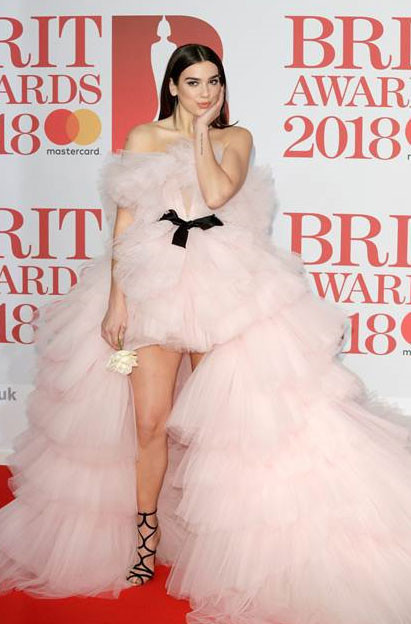 Elbisesi üzerinden döküldü