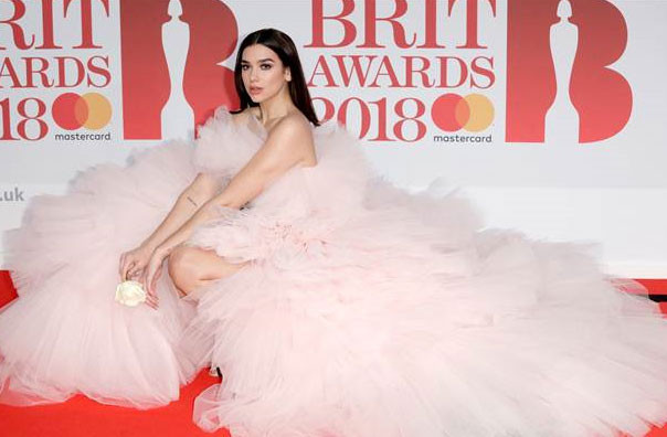 Elbisesi üzerinden döküldü