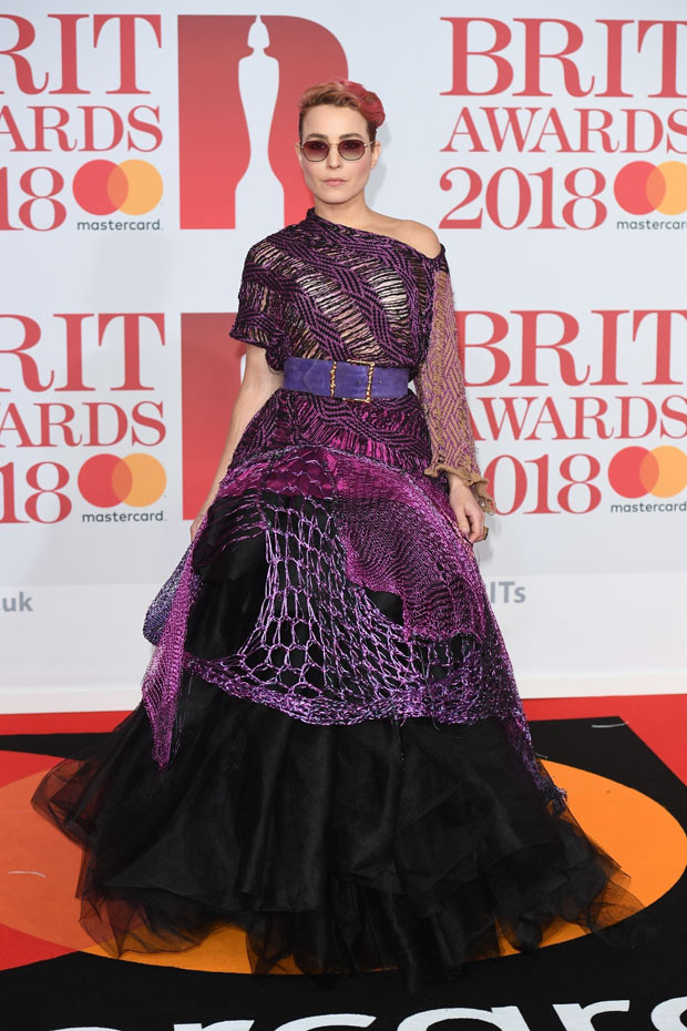 Elbisesi üzerinden döküldü