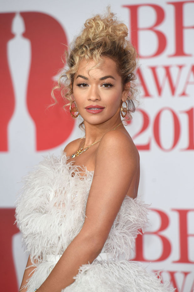 Elbisesi üzerinden döküldü