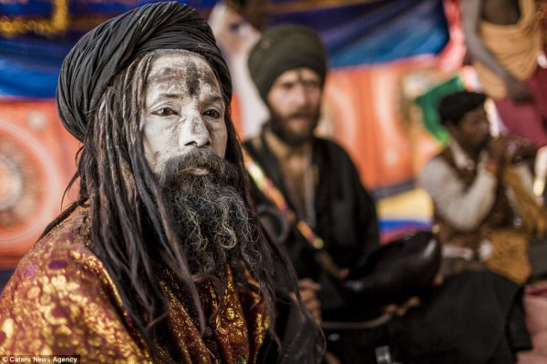 Şaşkına çeviren kabile... Ölülerini yiyorlar Şaşkına çeviren kabile... Ölülerini yiyorlar