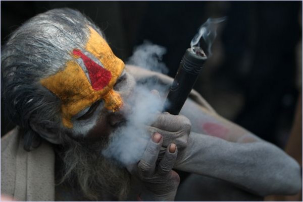 Şaşkına çeviren kabile... Ölülerini yiyorlar Şaşkına çeviren kabile... Ölülerini yiyorlar