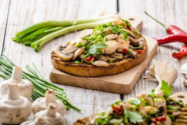 Mantarlı tavuklu ekmek dilimleri tarifleri