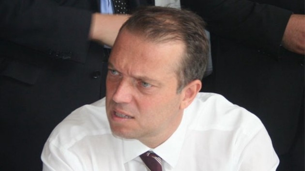 Cem Uzanın bağışı İngiltereyi karıştırdı