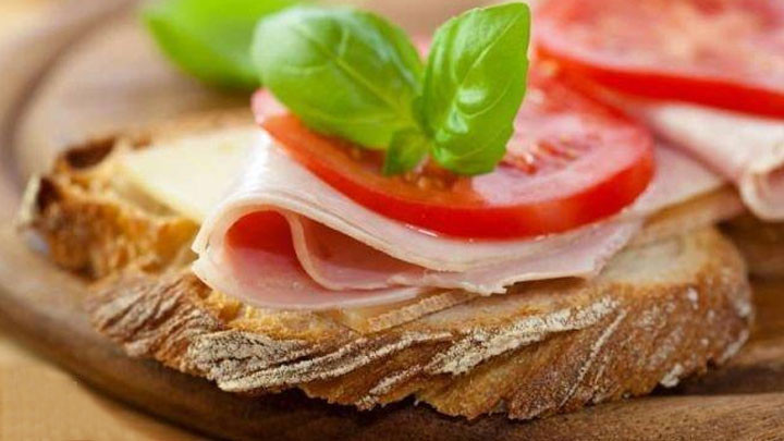 Domatesli ve jambonlu kanepe tarifi