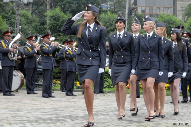 Rusya’nın model görünümlü kadın polisleri: ‘Tutukla beni’ diye laf atanlar oluyor