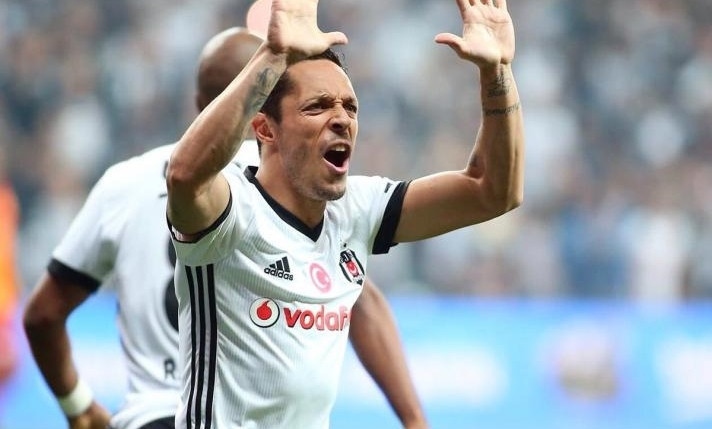 Sezon sonu bomba operasyon Tam 10 isim yolcu...