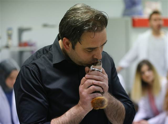 Karamel bir ilk oldu, alışmaya çalışıyor...